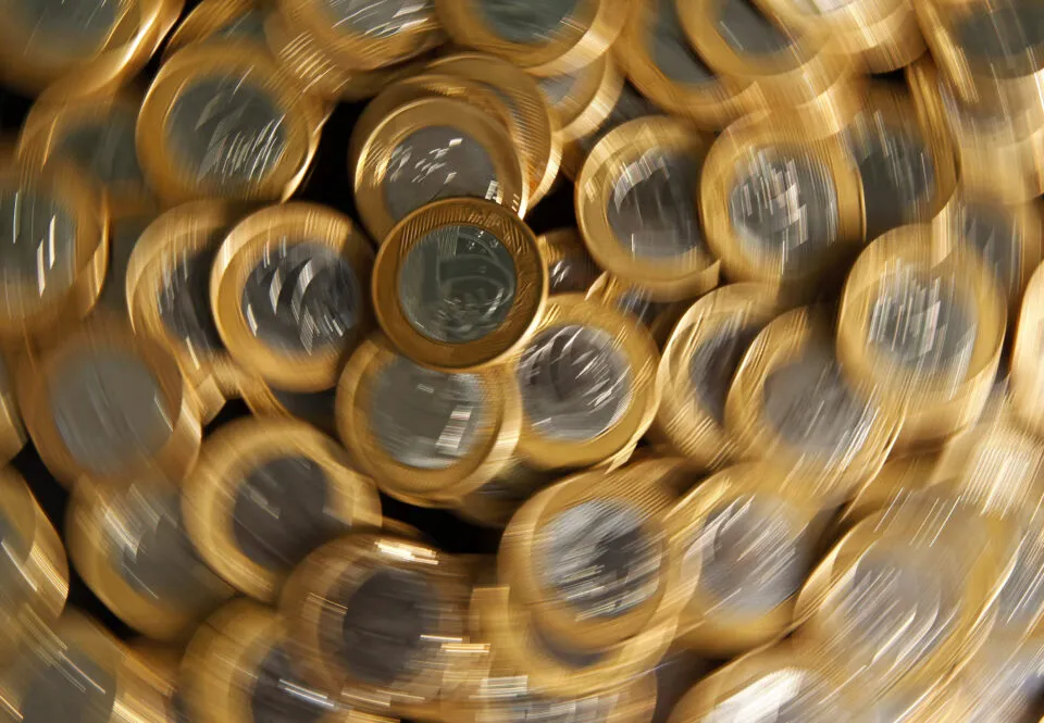 Arrecadação federal, balanço do Walmart, PMIs e mais destaques desta quinta-feira