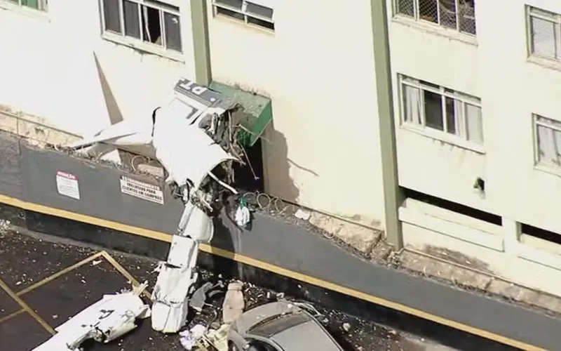Avião colide em edifício residencial em Belo Horizonte