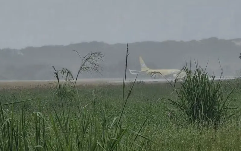 Avião da Gol sai da pista no aeroporto de Salvador