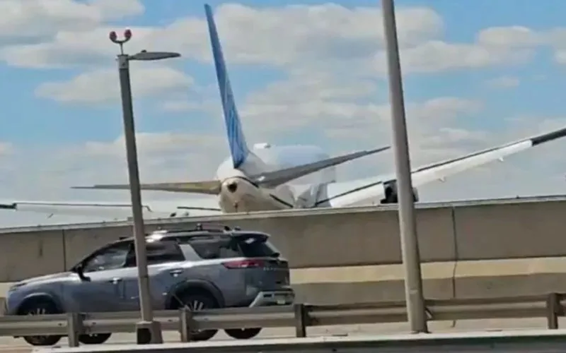 Avião da United Airlines atinge caminhão e um poste nos EUA