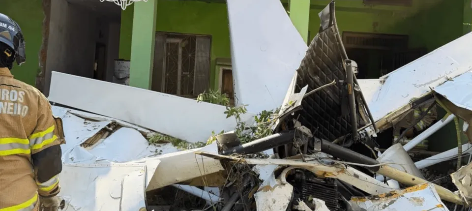 Avião de pequeno porte cai sobre área residencial em Nova Iguaçu e deixa um morto