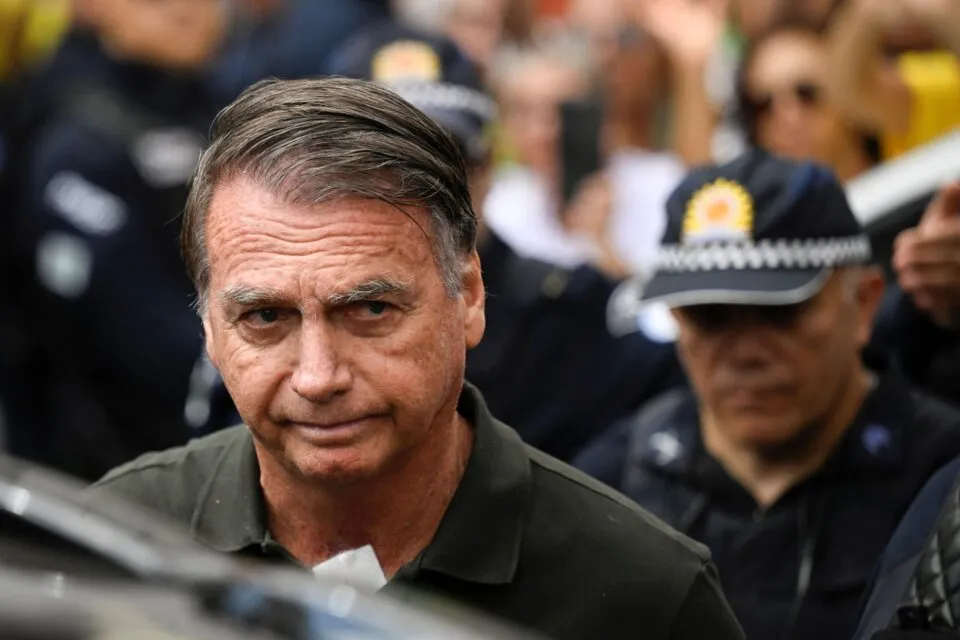 Bolsonaro apresenta quadro de instabilidade no equilíbrio corporal, dizem médicos