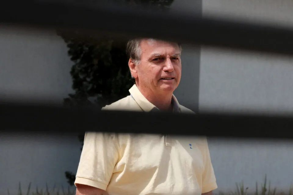 Bolsonaro já começa a mexer dedos das mãos e passa bem após cirurgia