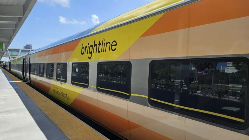 Brightline aposta em experiência premium e facilita deslocamentos entre destinos da Flórida