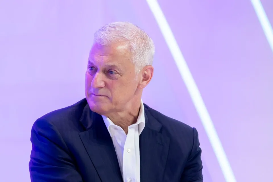 CEO de banco abre crise após falar em trocar “capital humano de menor valor” por IA