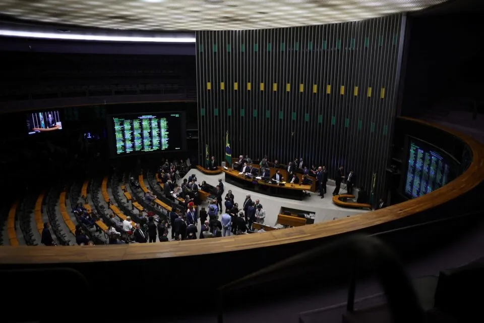 Câmara aprova PL que reduz limites de floresta no Pará para viabilizar ferrovia