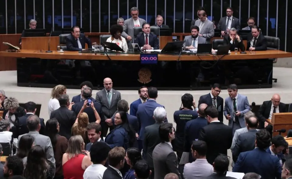 Câmara derruba tentativa do PL de votar PEC que previa adoção da escala 4×3