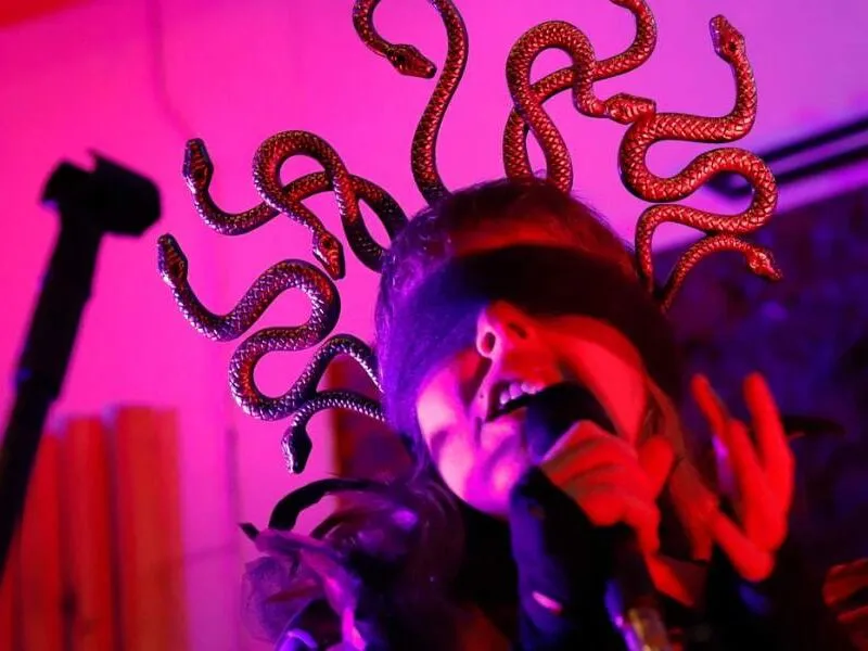 Cantora carioca Calopsita lança clipe da música “Au Revoir”, com cenas gravadas em Olinda