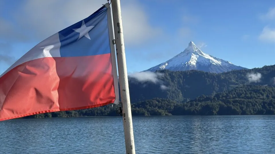 Como é e quanto custa cruzar os Andes de catamarã entre Chile e Argentina com lagos e vulcões