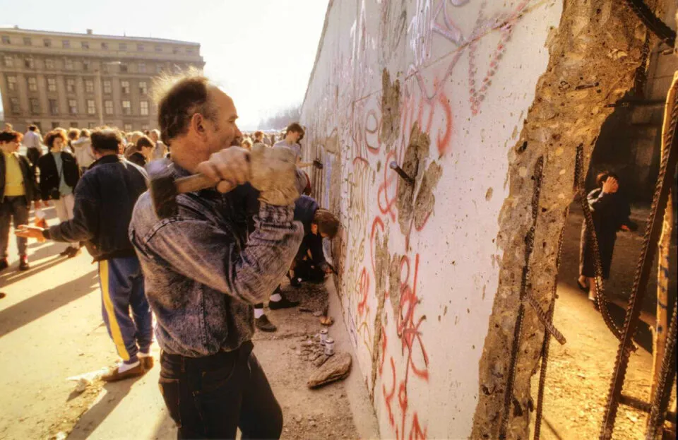 D um passeio aleatrio ao redor do Muro de Berlim alguns meses antes de sua queda no vero de 1989