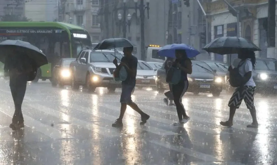 Defesa Civil de SP alerta para temporais e frio; veja previsão do tempo para o País