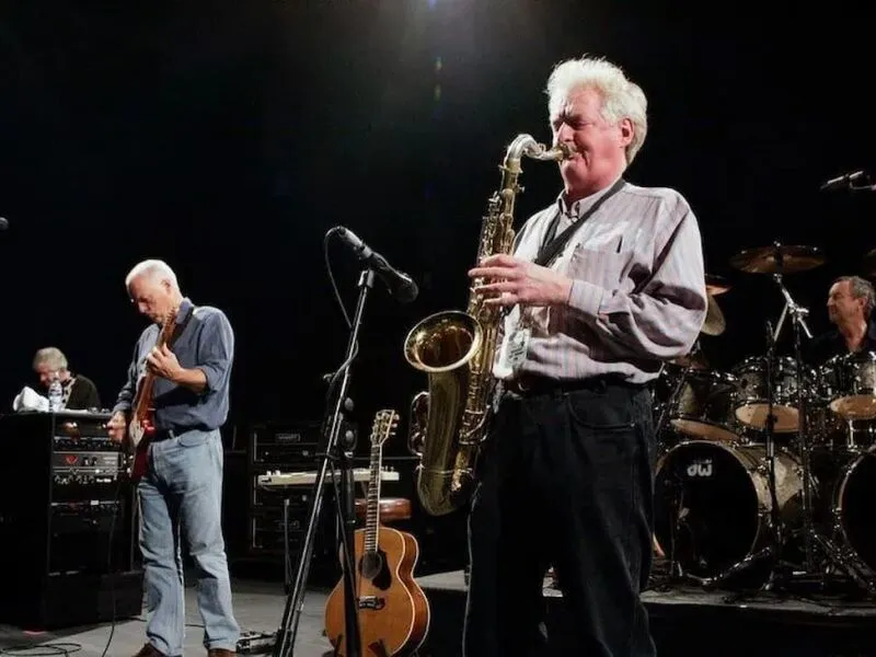 Dick Parry, saxofonista que marcou clássicos do Pink Floyd, morre aos 83 anos