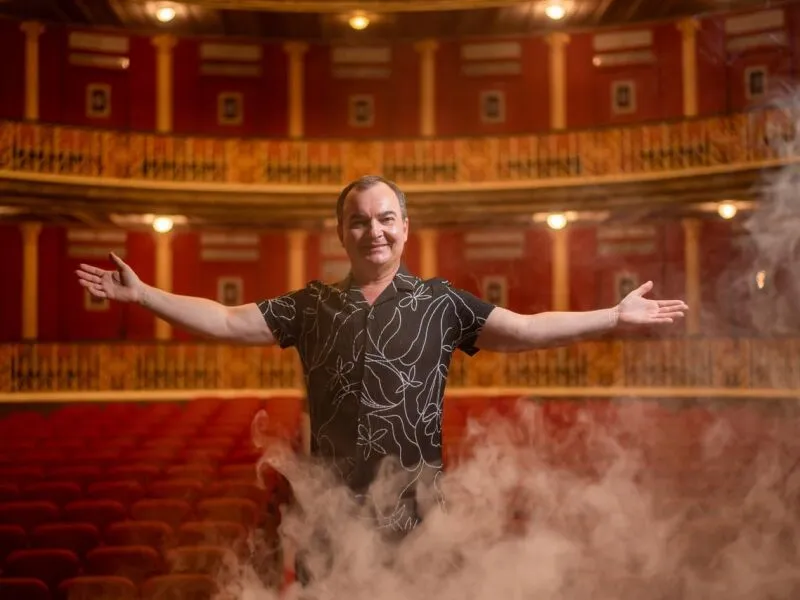 Documentário retrata a carreira do multiartista pernambucano Roberto Costa
