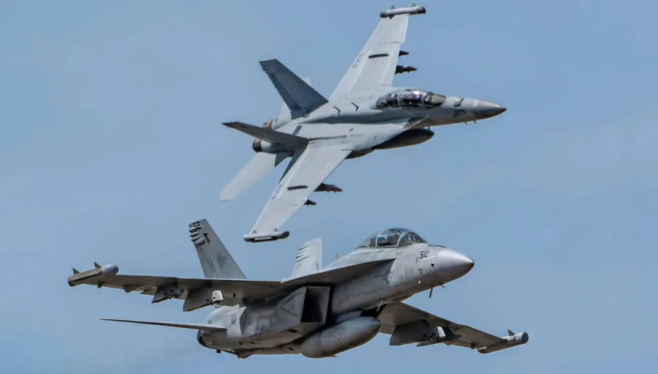 Dois aviões da Marinha dos EUA colidiram durante uma exibição aérea