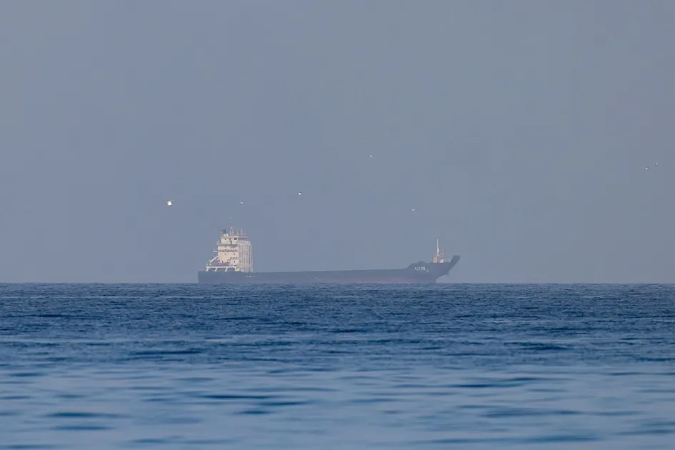 Dois navios de carga relatam ter sido atacados perto do Estreito de Ormuz