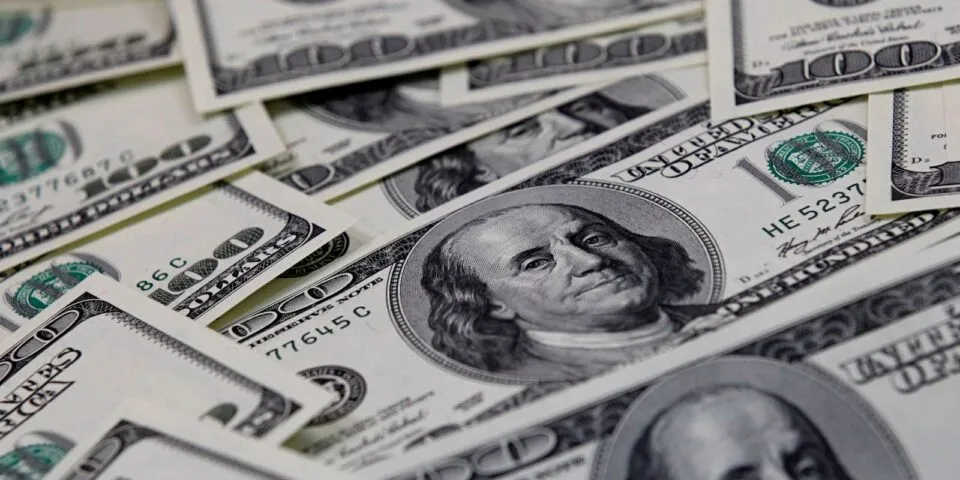 Dólar cai para R$ 4,98, e bolsa sobe em dia de alívio
