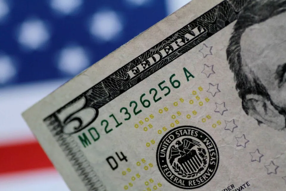 Dólar hoje recua e devolve parte dos ganhos da véspera com tensão política