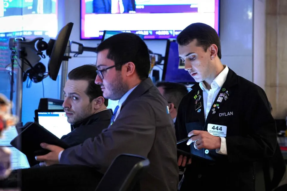 Dow Jones Futuro recua após Trump elevar tom contra o Irã e avanço do petróleo