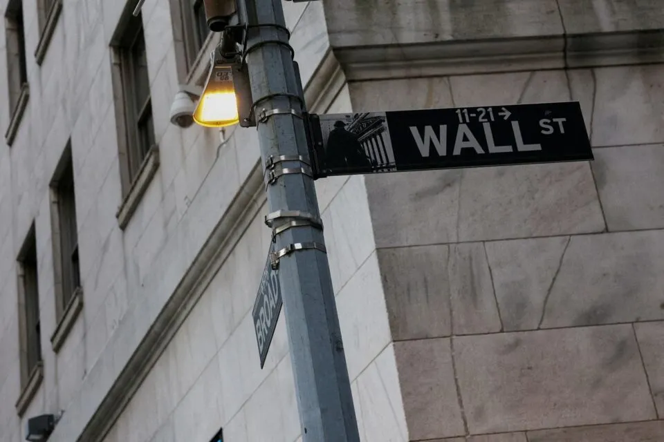 Dow Jones futuro cai e petróleo brent bate US$ 110 com tensão alta entre EUA e Irã