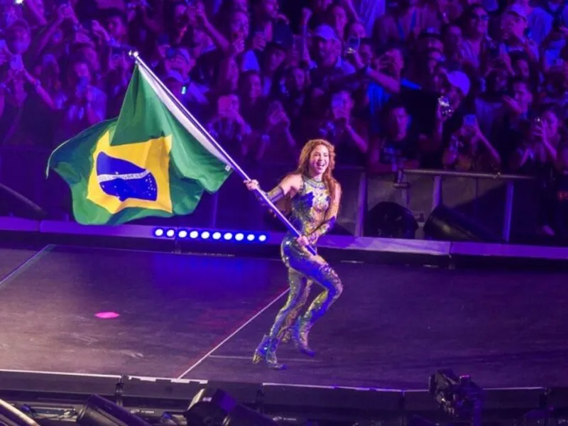 Em Copacabana, Shakira celebra 30 anos de trajetória e declara seu amor pelo Brasil
