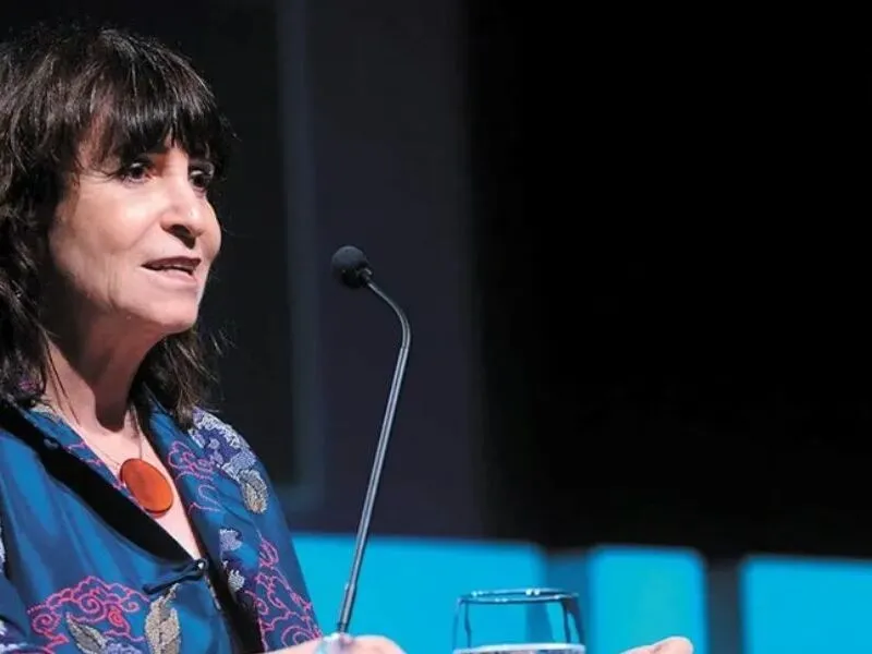 Em novo romance de Rosa Montero, mulher de 60 anos contrata garoto de programa após coração partido