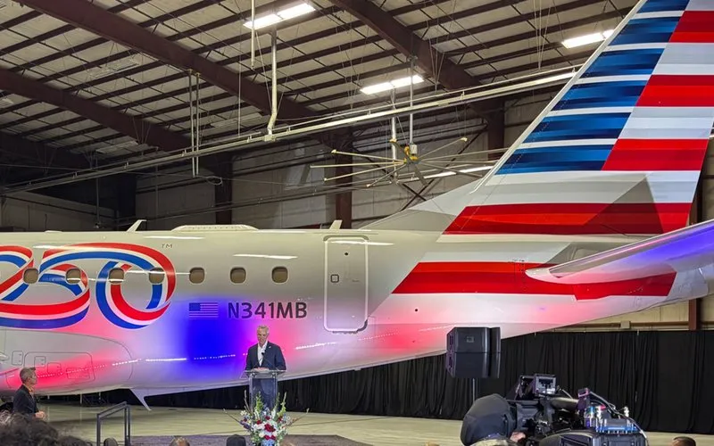 Embraer E175 recebe adesivo especial dos 250 anos da independência dos EUA