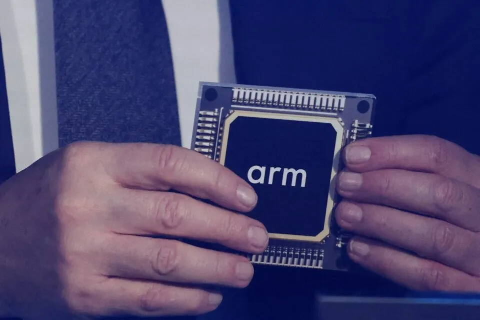 Empresa de chips Arm reverte salto após superar em lucro no 1º trimestre e ação tomba