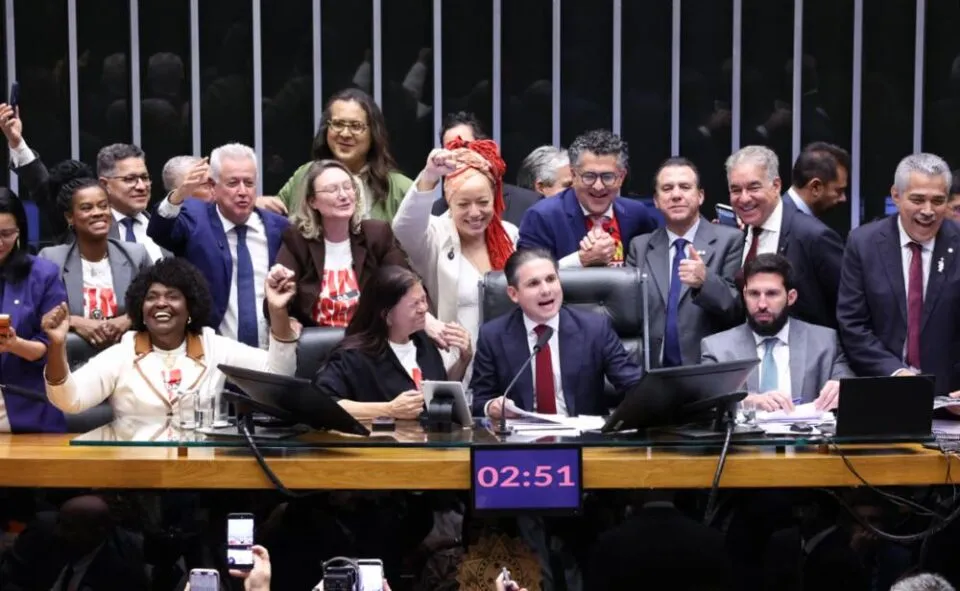 Entenda o que muda para MEIs com o fim da escala 6×1 aprovado na Câmara