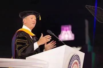 Ex-CEO do Google é vaiado em formatura de faculdade nos EUA ao falar sobre IA