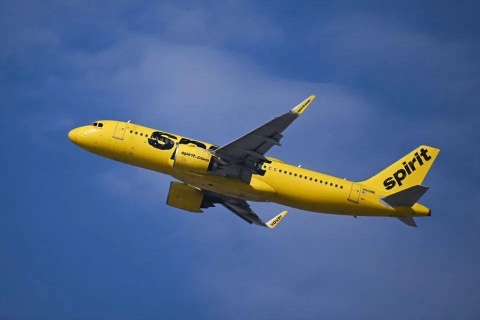 Falência da Spirit Airlines paralisa voos nos EUA a partir deste sábado (02); saiba o que fazer