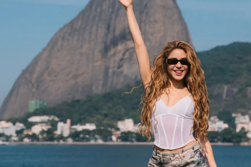 Fãs de Shakira sobem em árvores para garantir vista privilegiada do show