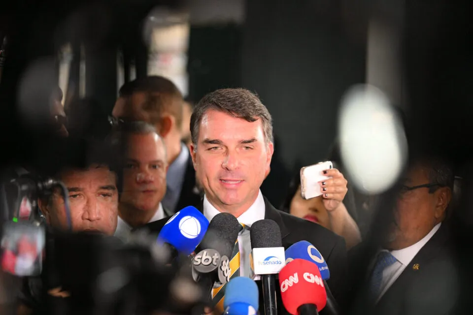 Flávio Bolsonaro contraria postura sobre reeleição e fala em governo de ‘8 anos’
