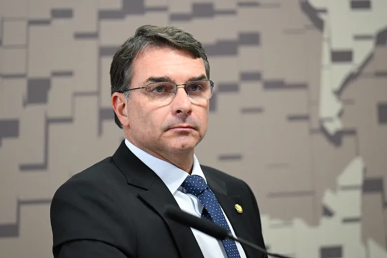 Flávio Bolsonaro diz que continuará trabalhando pelo fim da reeleição presidencial