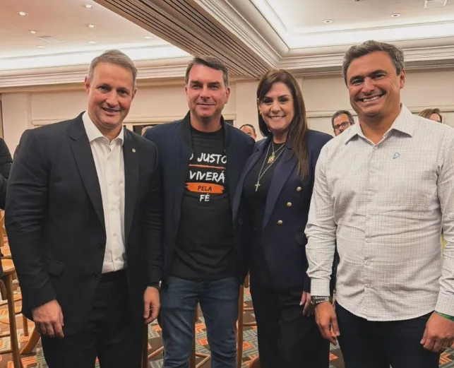Flávio Bolsonaro se encontra com Simone Marquetto, uma das cotadas para ser sua vice