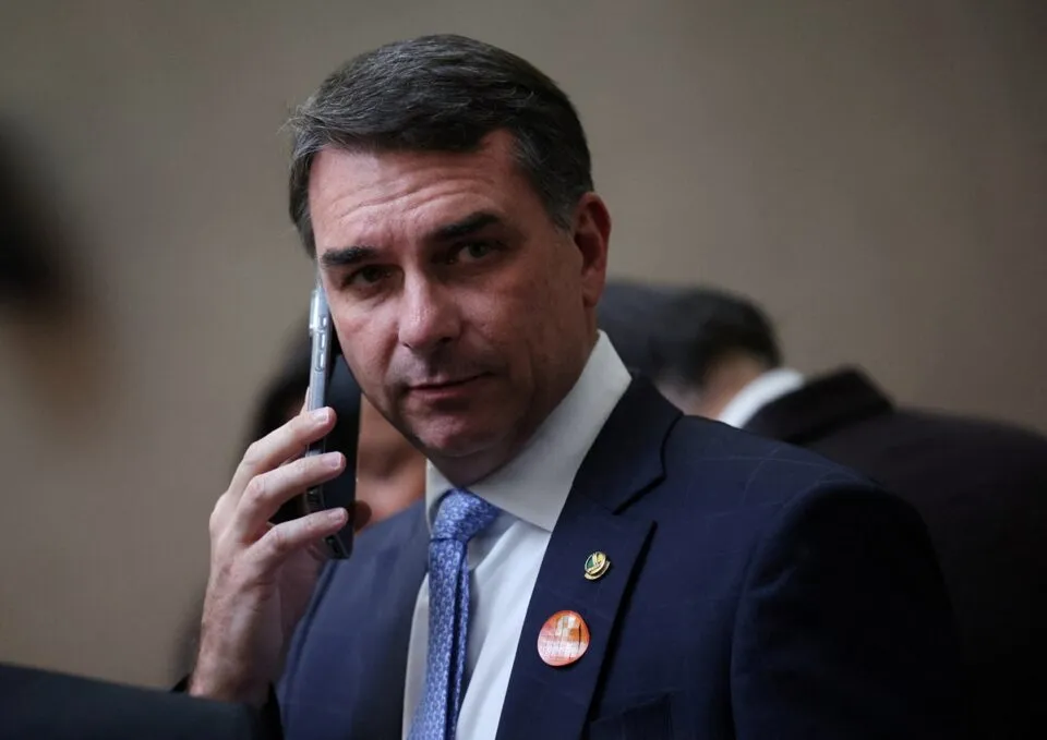 Flávio Bolsonaro troca marqueteiro da pré-campanha após crise com caso Vorcaro