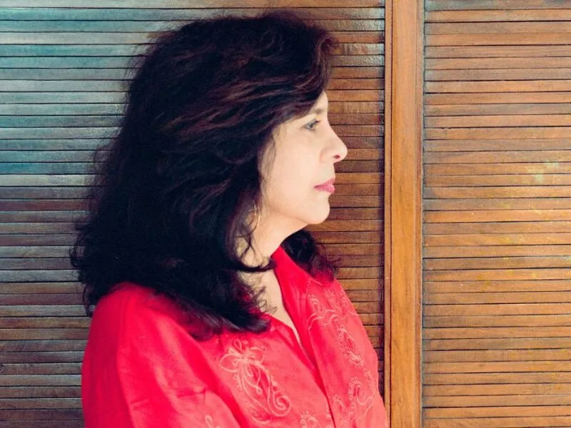 Gal Costa ressurge em voz e violão em registro inédito gravado no Teatro Castro Alves