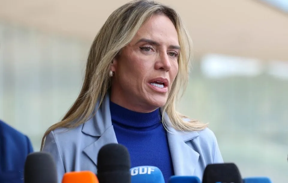 Governadora Celina Leão, do DF, é internada em Brasília com sintomas respiratórios