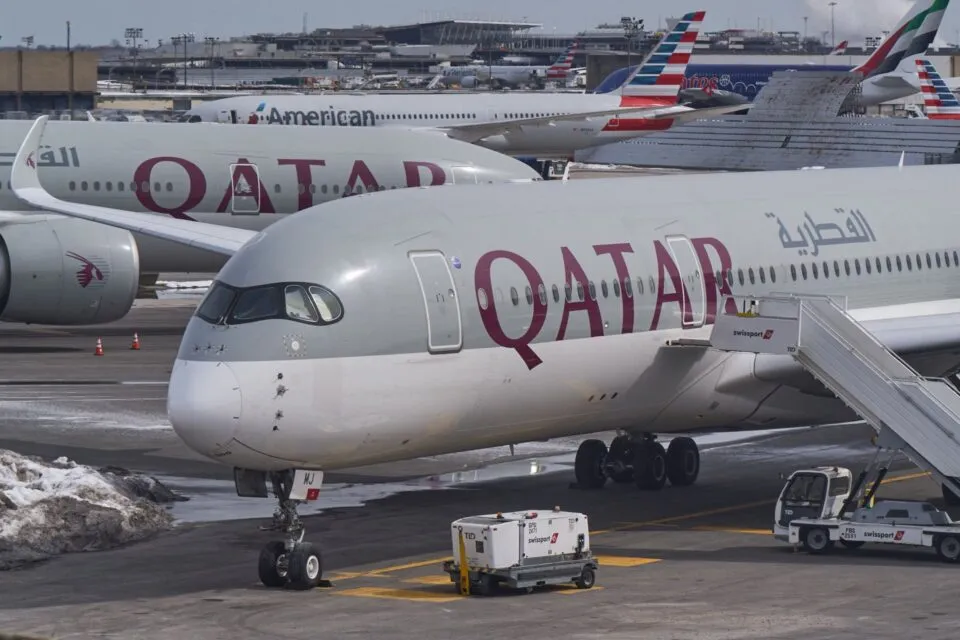Guerra afeta demanda de passageiros e cargas das cias. aéreas em março, diz IATA