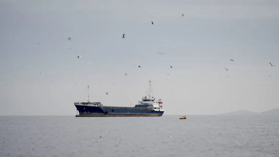Irã adverte EUA e eleva tom após plano de escolta de navios presos no Estreito