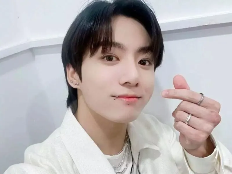 JungKook faz parceria com Calvin Klein e lança sua primeira coleção