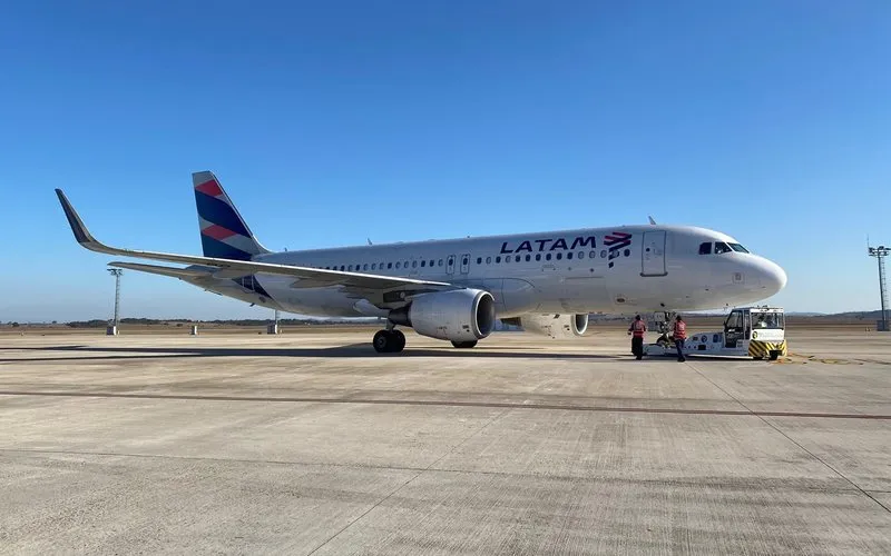 Latam abre banco de talentos para pilotos da Airbus e da Embraer