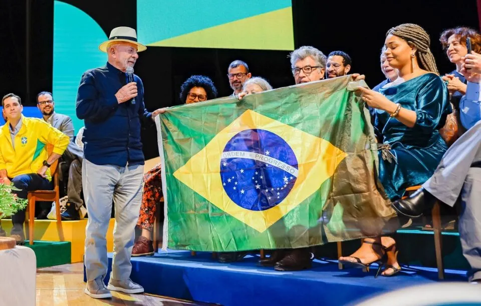 Lula defende uso do verde e amarelo pela esquerda: “Não deixar para fascistas”