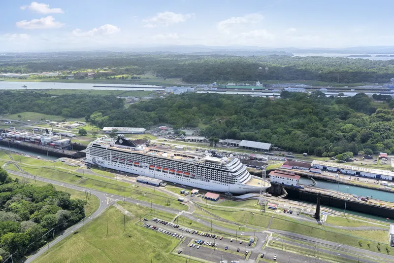 MSC Poesia conclui travessia do Canal do Panamá antes de estreia no Alasca