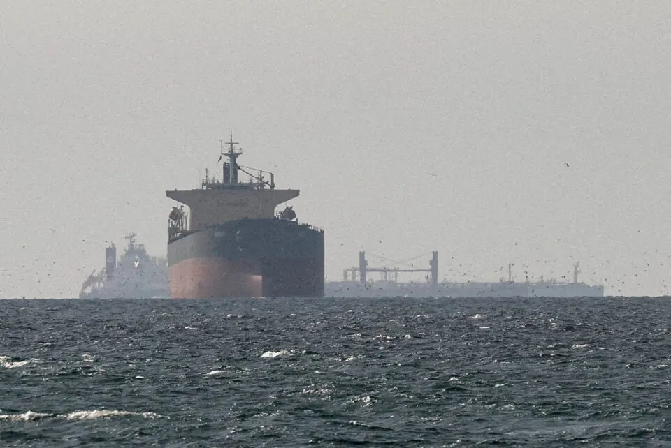 Mídia iraniana relata ataques entre EUA e Irã em Ormuz apesar de cessar-fogo
