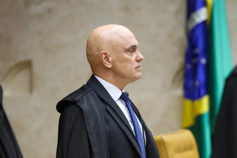 Moraes pede parecer da PGR sobre incluir Jair e Flávio em inquérito de Eduardo