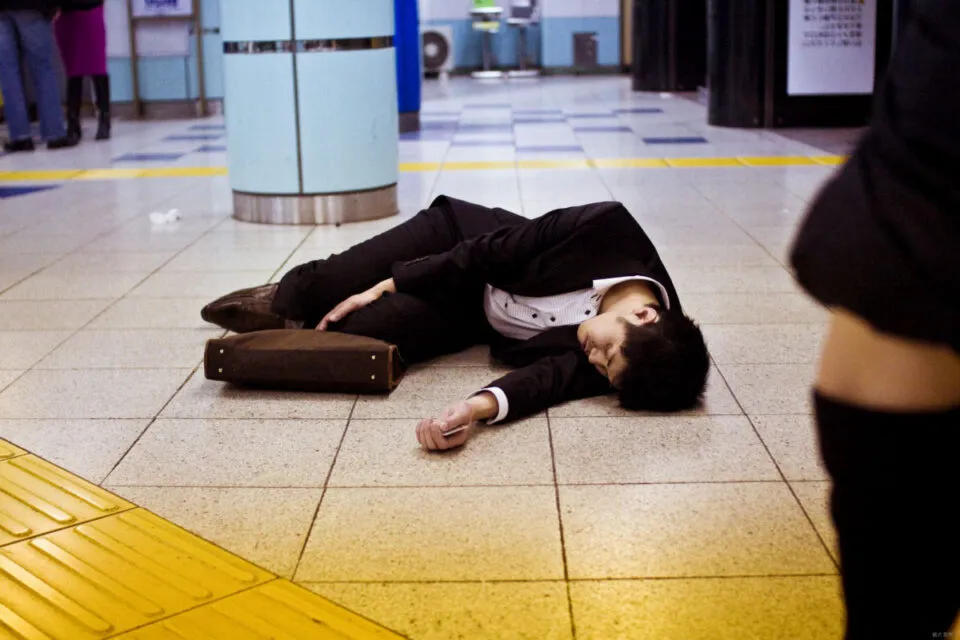 Morte por excesso de trabalho: por dentro do karoshi japons e do sistema ‘996’ chins