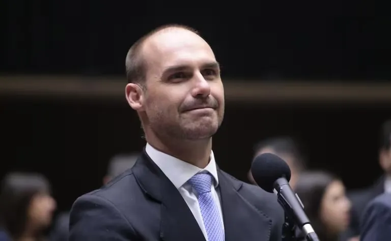 PGR pede ao Supremo condenação de Eduardo Bolsonaro por coação