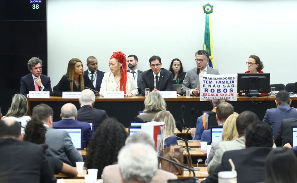 Pedido de vista coletiva adia votação do relatório sobre PEC pelo fim da escala 6×1