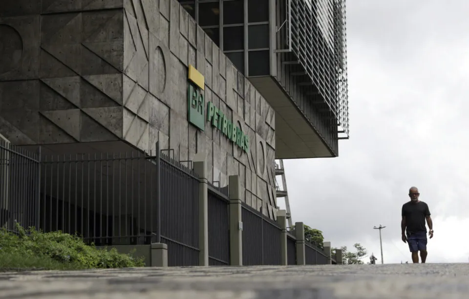 Petrobras (PETR4) tem lucro líquido de R$ 32,7 bi no 1º tri, queda anual de 7,2%
