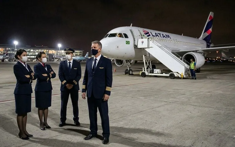 Pilotos e comissários ameaçam greve diante de mudanças no setor aéreo